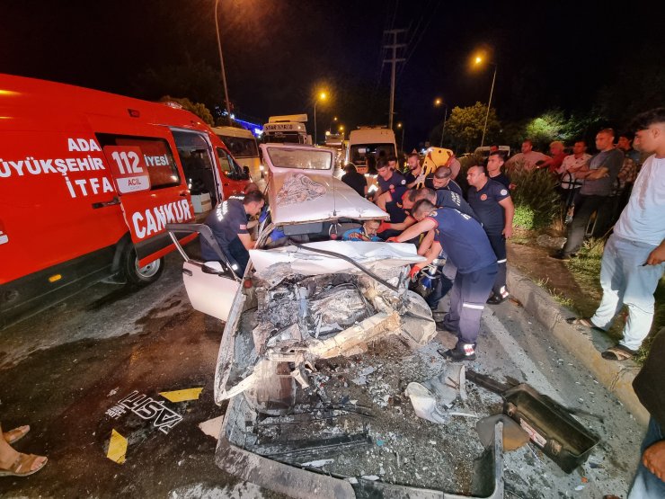 Otomobil işçi servisine çarptı: 1'i ağır 6 yaralı