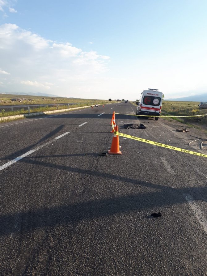 Otomobilin çarptığı motosiklet sürücüsü hayatını kaybetti