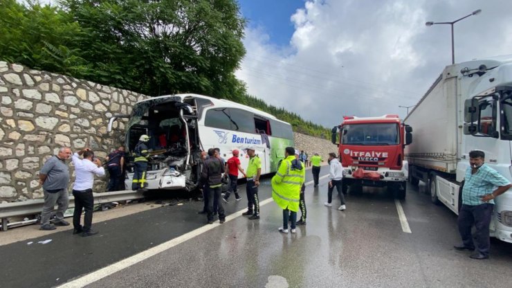 Otoyolda 7 araç çarpıştı: 5 yaralı