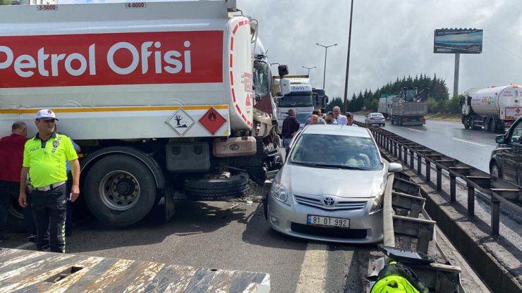 Otoyolda 7 araç çarpıştı: 5 yaralı