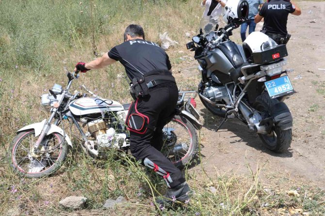 Polislerden kaçarken üzerindeki uyuşturucuyu attı