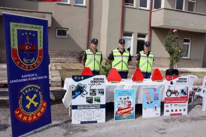 Protokol, çiftçilerin traktörlerine reflektör taktı