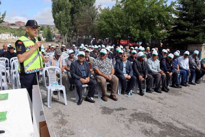 Protokol, çiftçilerin traktörlerine reflektör taktı