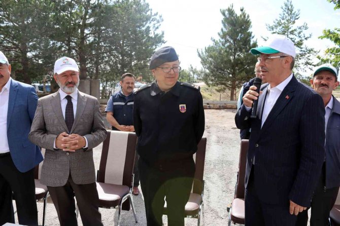 Protokol, çiftçilerin traktörlerine reflektör taktı