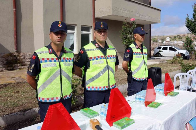 Protokol, çiftçilerin traktörlerine reflektör taktı