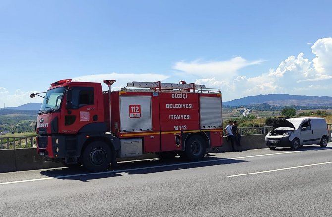 Seyir halindeki aracın motoru yandı