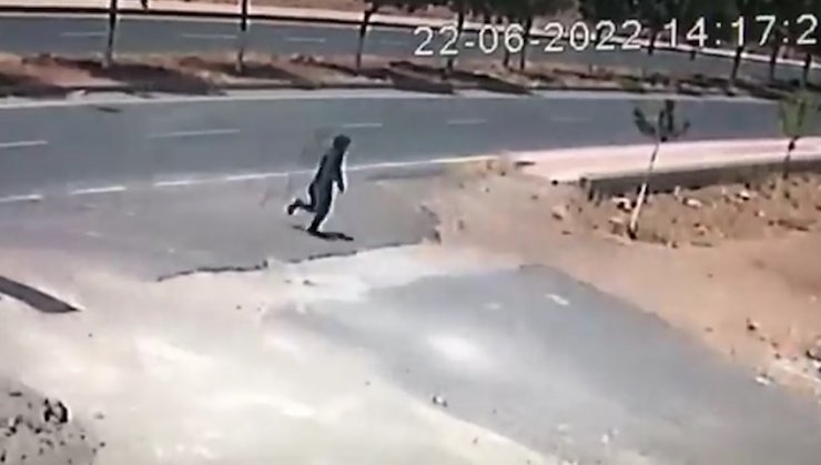 Seyir halindeki otomobile silahlı saldırı kamerada