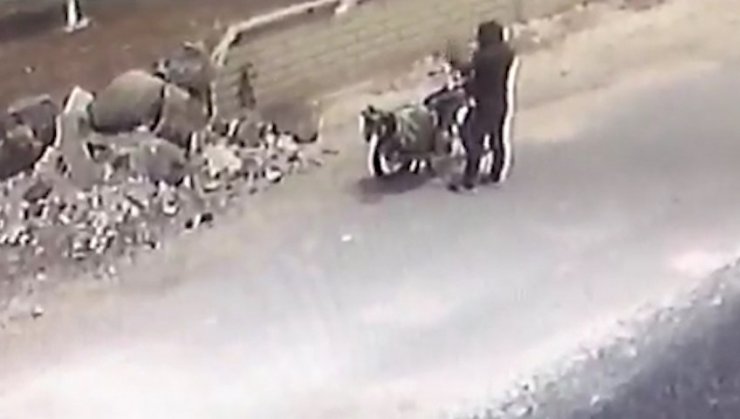 Seyir halindeki otomobile silahlı saldırı kamerada