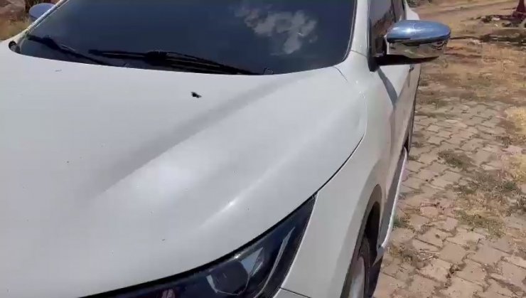 Seyir halindeki otomobile silahlı saldırı kamerada