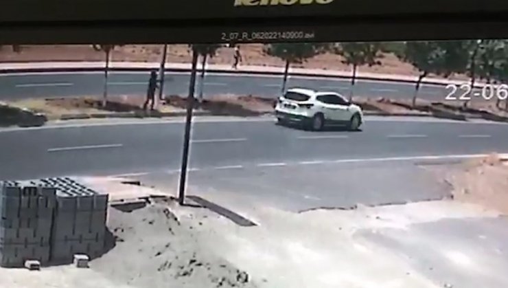 Seyir halindeki otomobile silahlı saldırı kamerada