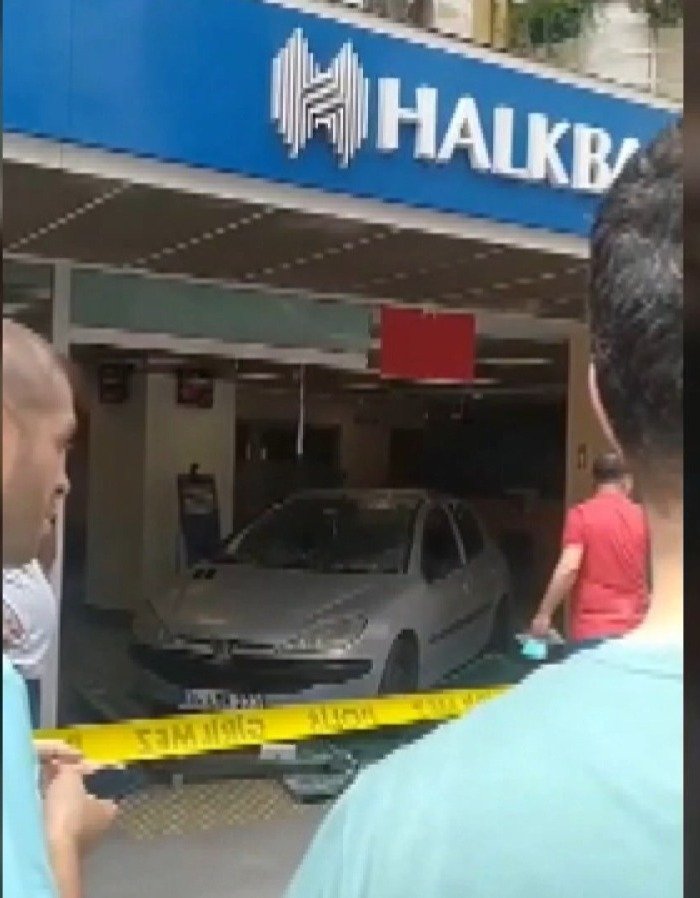 Sürücüsünün paniğe kapıldığı otomobil bankaya girdi