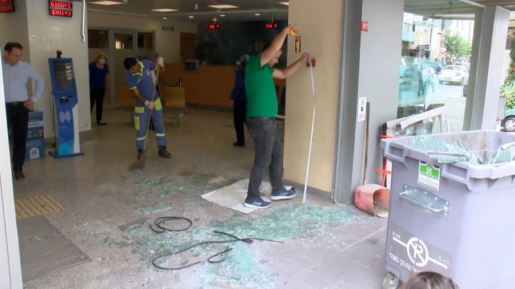 Sürücüsünün paniğe kapıldığı otomobil bankaya girdi