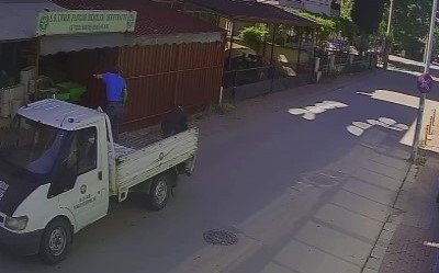 Tam gaz park halindeki kamyonete çarptı