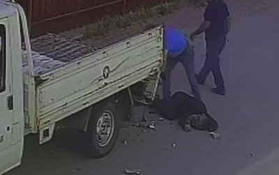 Tam gaz park halindeki kamyonete çarptı