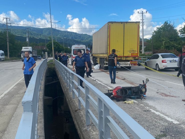 TIR'ın altında kalan elektrikli bisiklet sürücüsü öldü