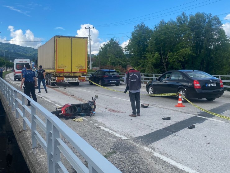 TIR'ın altında kalan elektrikli bisiklet sürücüsü öldü