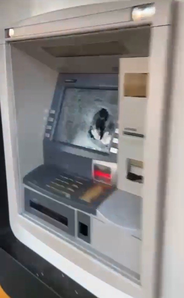 6 ATM’ye çekiçli saldırı