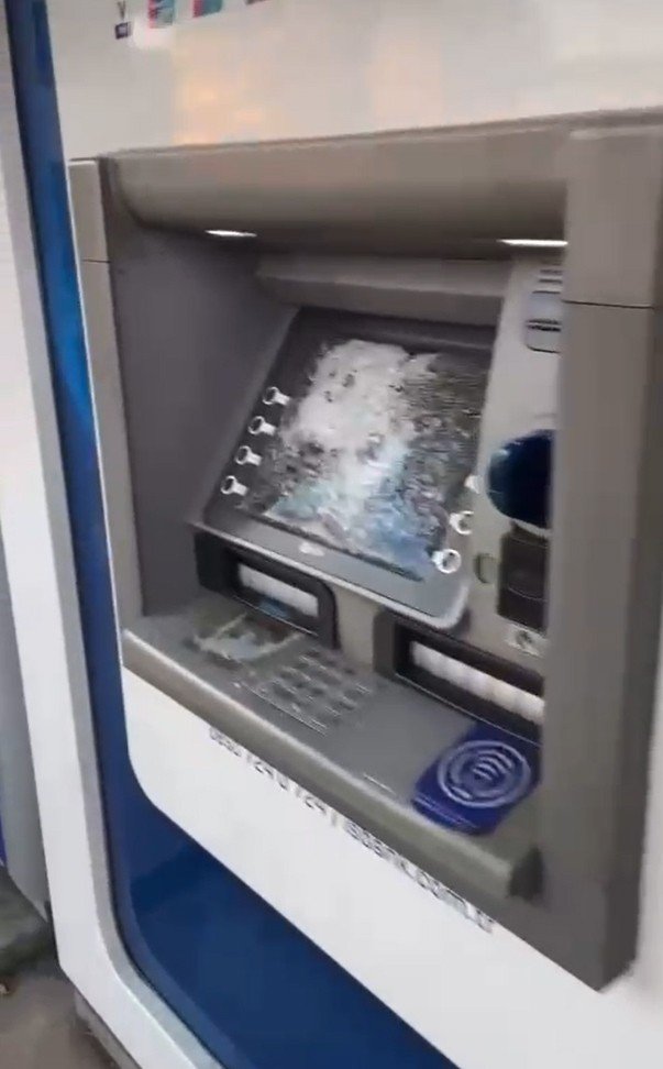 6 ATM’ye çekiçli saldırı