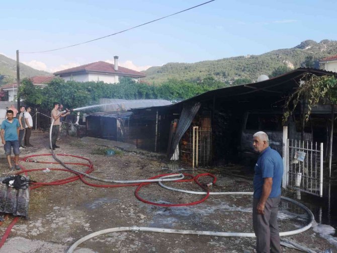 Ahır yangınında ticari araç küle döndü