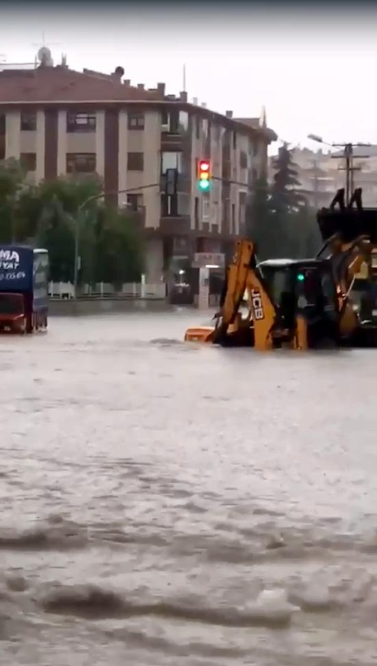 Ankara'da sağanak etkili oldu; ev ve iş yerlerini su bastı
