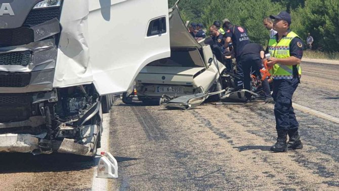 Anne ve oğlu aynı otomobilde can verdi