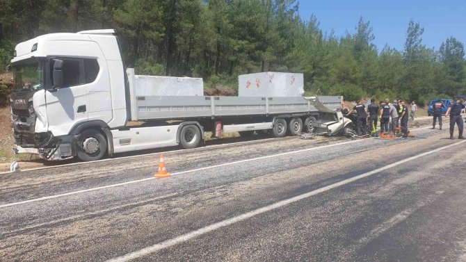 Anne ve oğlu aynı otomobilde can verdi