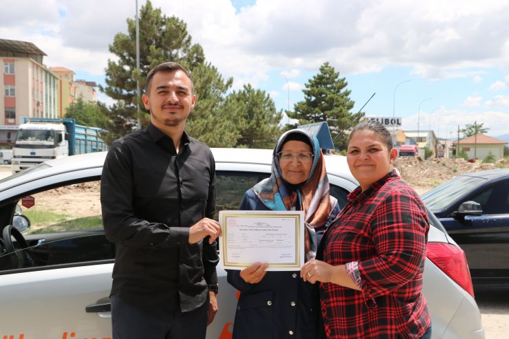 Arkadaşlarına inat 69 yaşında ehliyet aldı