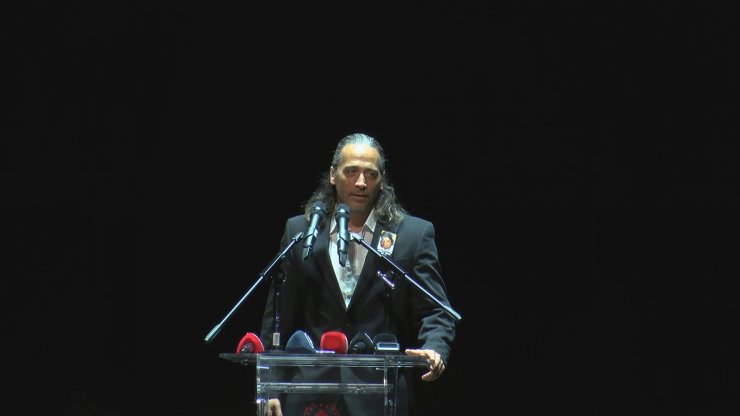 Babasına onun repliğiyle veda etti