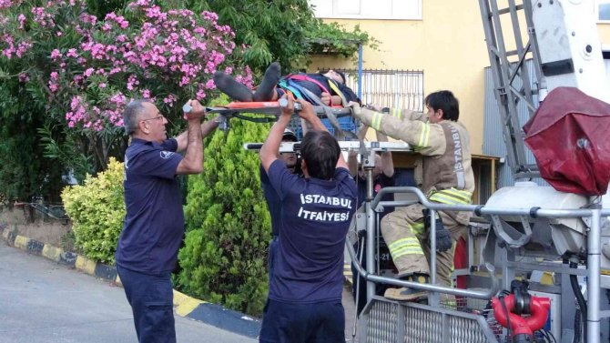 Babasının iş yerine gelen çocuk, camdan sarkıp düştü