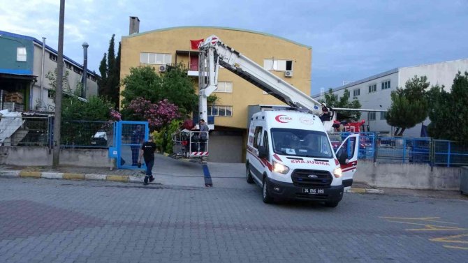 Babasının iş yerine gelen çocuk, camdan sarkıp düştü