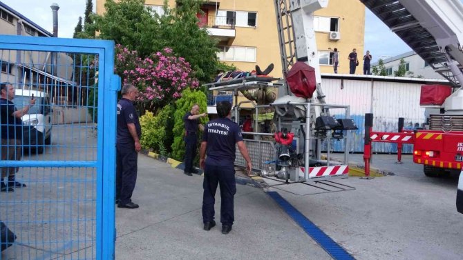 Babasının iş yerine gelen çocuk, camdan sarkıp düştü
