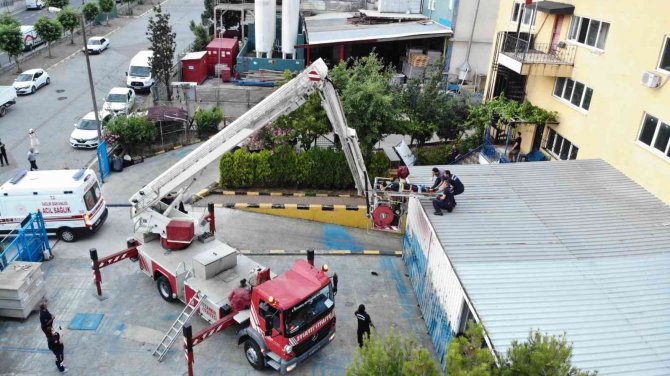 Babasının iş yerine gelen çocuk, camdan sarkıp düştü