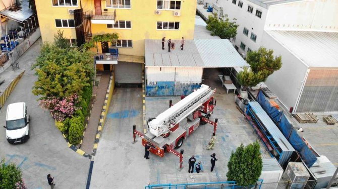 Babasının iş yerine gelen çocuk, camdan sarkıp düştü