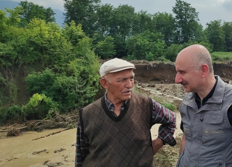 Bakan Karaismailoğlu, selden etkilenen Düzce'de incelemelerde bulundu
