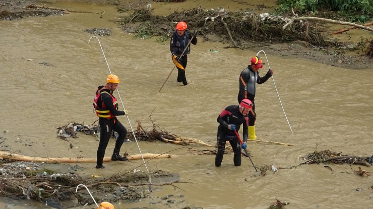 Bakan Karaismailoğlu, selden etkilenen Düzce'de incelemelerde bulundu