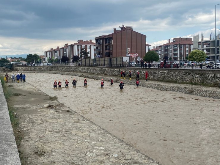 Bakan Karaismailoğlu, selden etkilenen Düzce'de incelemelerde bulundu