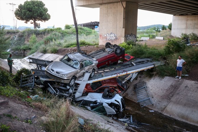 Otomobil taşıyan tır viyadükten düştü