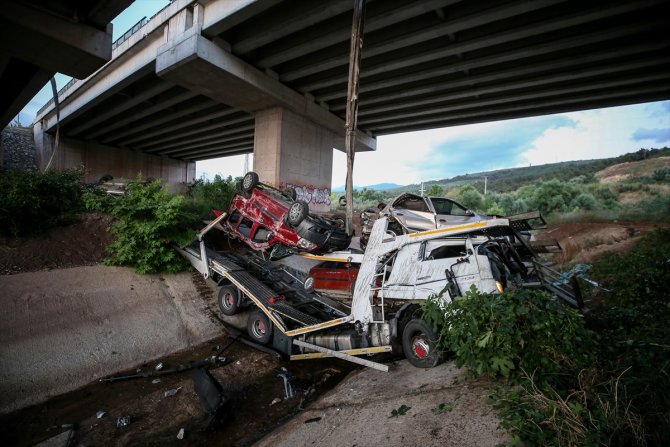 Otomobil taşıyan tır viyadükten düştü