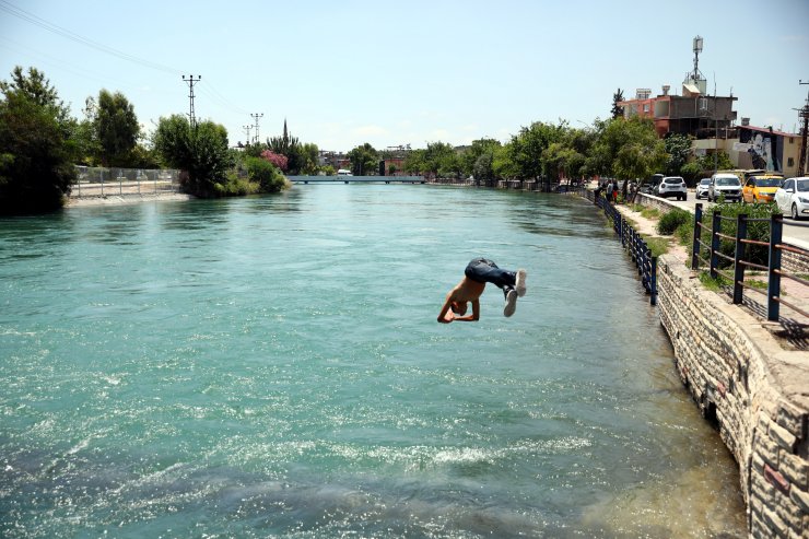 Dalgıç polis sulama kanalında yüzen genci uyardı