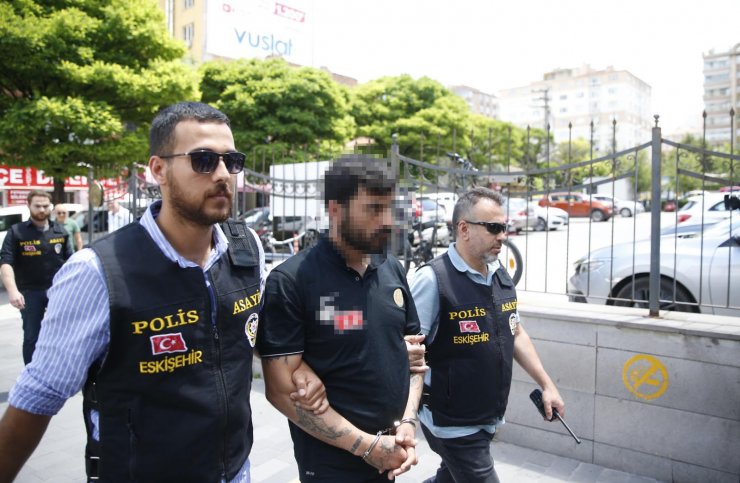 Dövülerek 3’üncü kat penceresinden atılan kuaför öldü