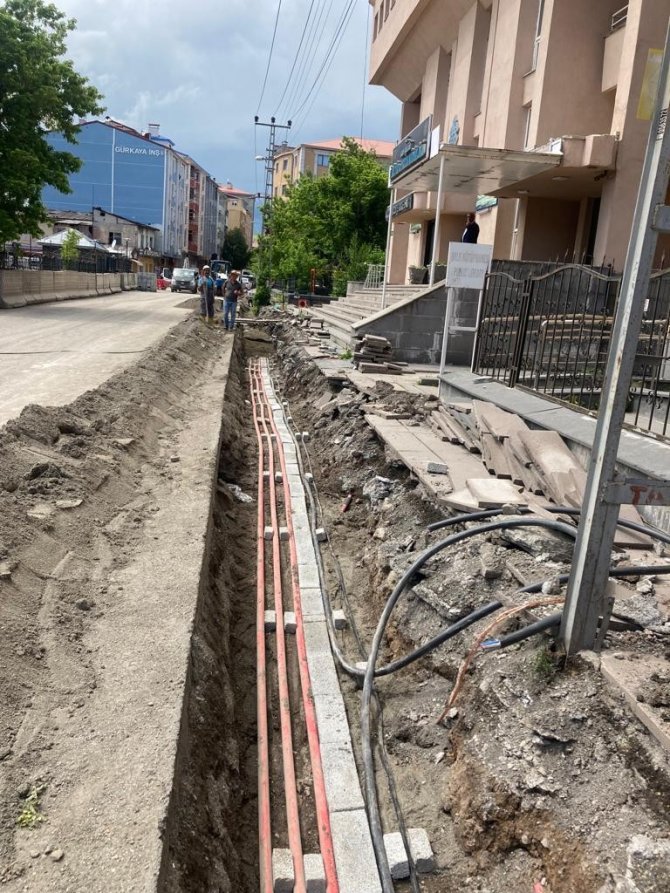 Elektrik şebekesi yer altına alınıyor