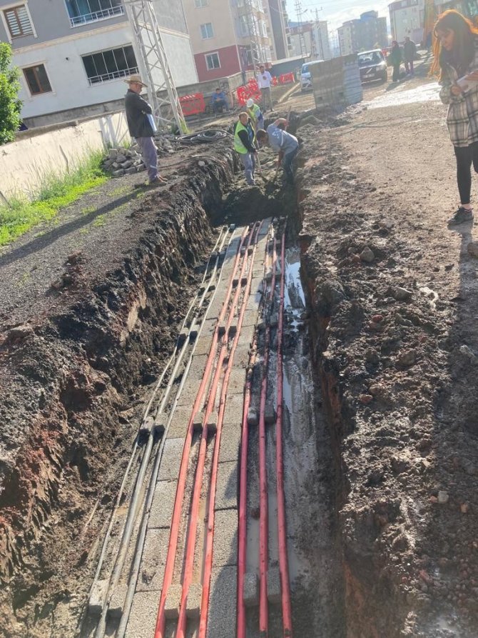 Elektrik şebekesi yer altına alınıyor