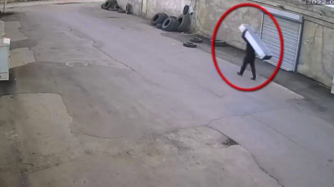 İşyerinden klima ve motosiklet çalan hırsızlar kamerada