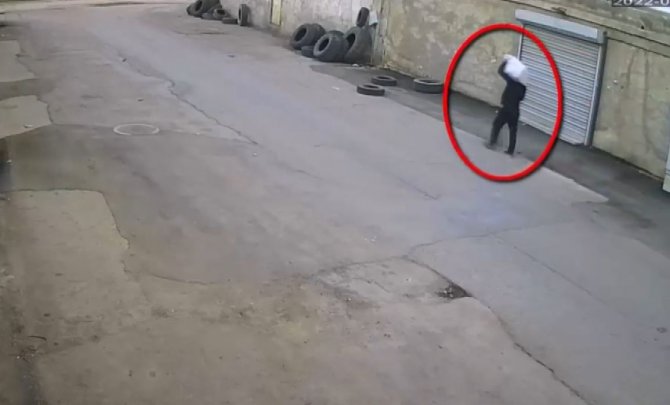 İşyerinden klima ve motosiklet çalan hırsızlar kamerada