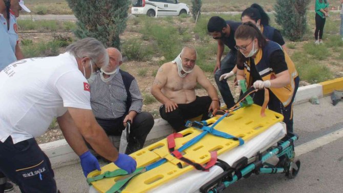 Karaman’da 2 otomobil çarpıştı: 4 yaralı