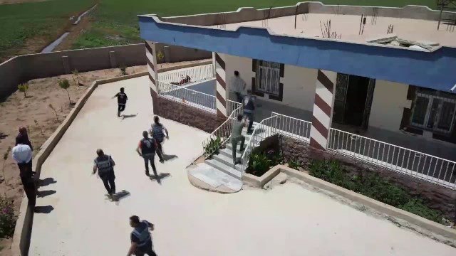 Kimlik bilgilerine ulaşıp, polis- savcı yalanıyla dolandırdılar