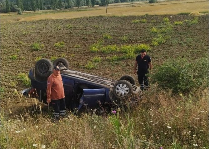 Kontrolden çıkan otomobil tarlaya devrildi: 1 yaralı