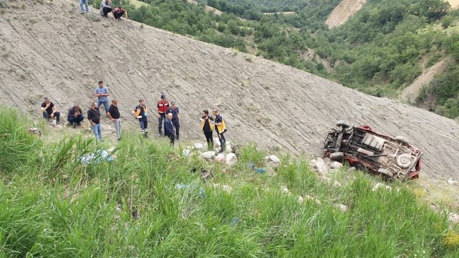 Minibüs kazasında ölen 4 kişinin kimlikleri tespit edildi