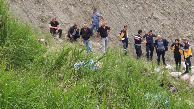 Minibüs kazasında ölen 4 kişinin kimlikleri tespit edildi