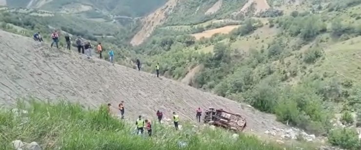 Minibüs, uçuruma yuvarlandı: 1'i çocuk 4 ölü